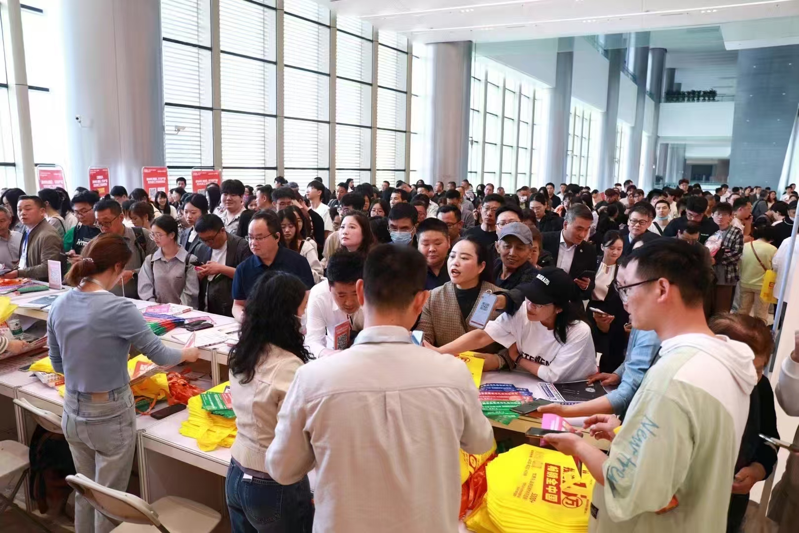 杭州法喜品牌设计有限公司携良渚玉琮文创灯 亮相2025杭州礼品展 ——以文化为魂，以设计为媒，点亮千年文明之光